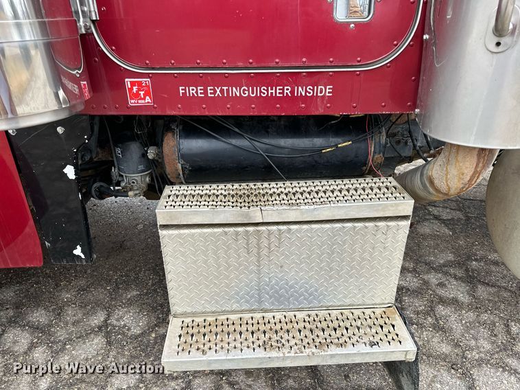 image for item LO9404 2001 Peterbilt 379  semi truck