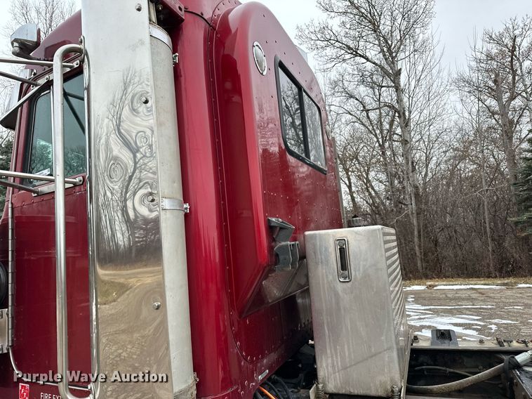 image for item LO9404 2001 Peterbilt 379  semi truck