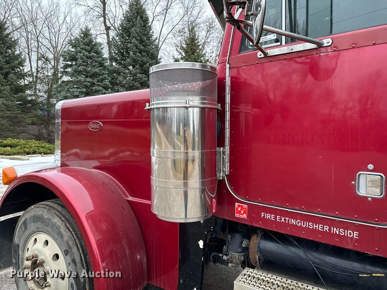 image for item LO9404 2001 Peterbilt 379  semi truck