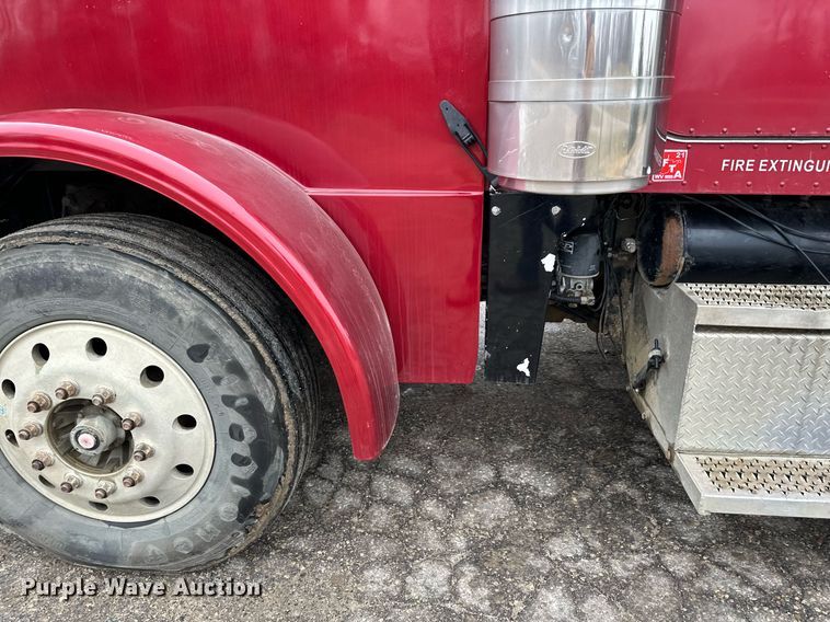 image for item LO9404 2001 Peterbilt 379  semi truck