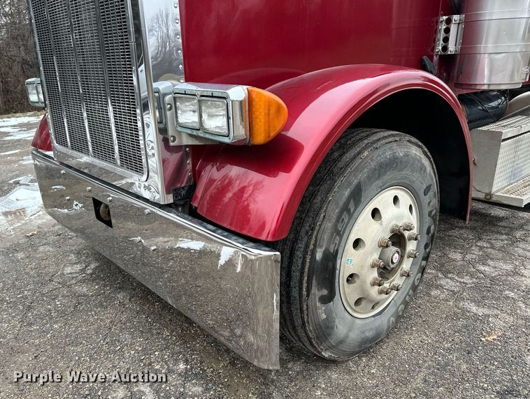 image for item LO9404 2001 Peterbilt 379  semi truck