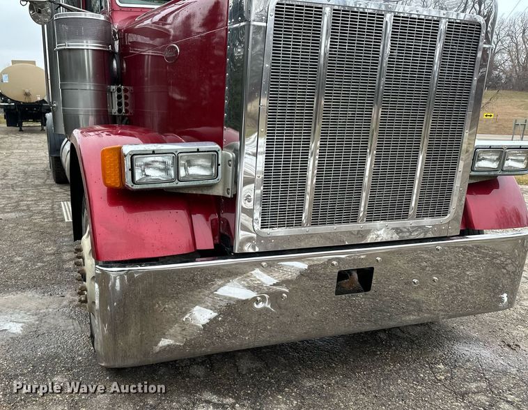 image for item LO9404 2001 Peterbilt 379  semi truck