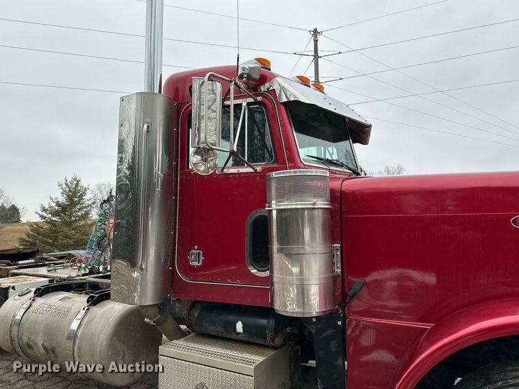 image for item LO9404 2001 Peterbilt 379  semi truck