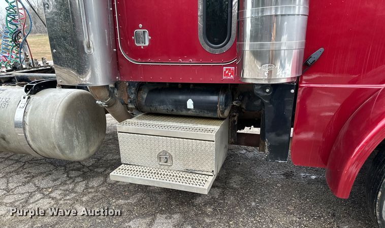 image for item LO9404 2001 Peterbilt 379  semi truck