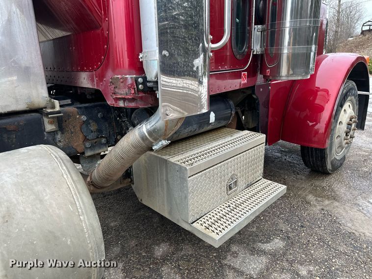 image for item LO9404 2001 Peterbilt 379  semi truck