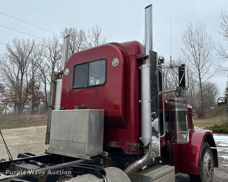 image for item LO9404 2001 Peterbilt 379  semi truck