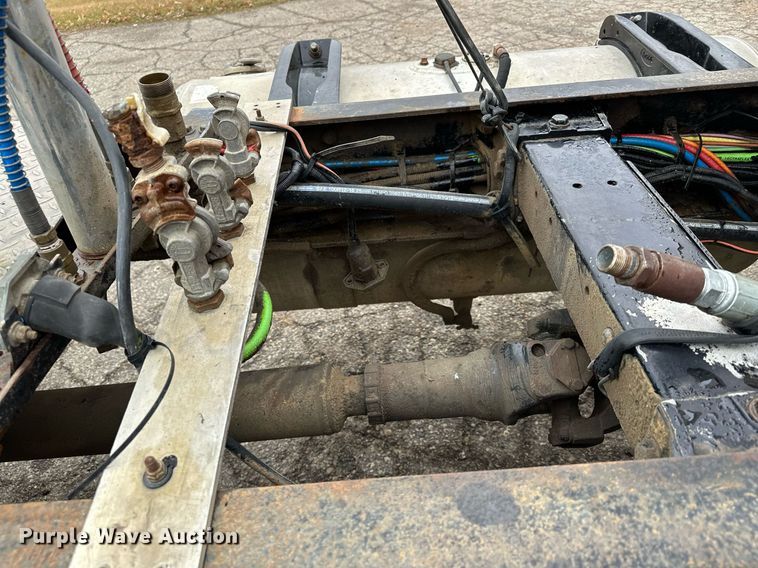 image for item LO9404 2001 Peterbilt 379  semi truck