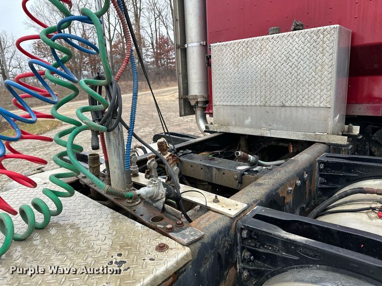 image for item LO9404 2001 Peterbilt 379  semi truck