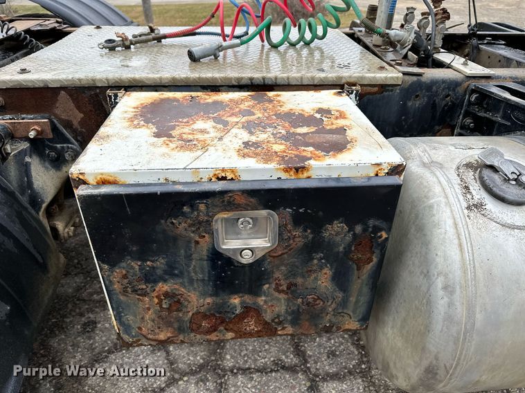 image for item LO9404 2001 Peterbilt 379  semi truck