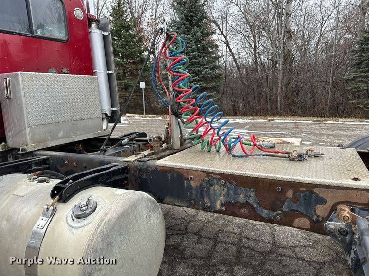 image for item LO9404 2001 Peterbilt 379  semi truck