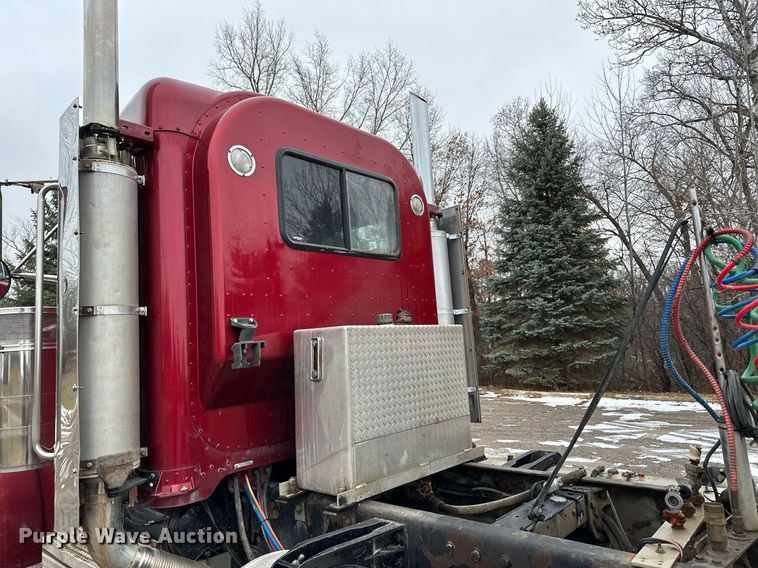 image for item LO9404 2001 Peterbilt 379  semi truck