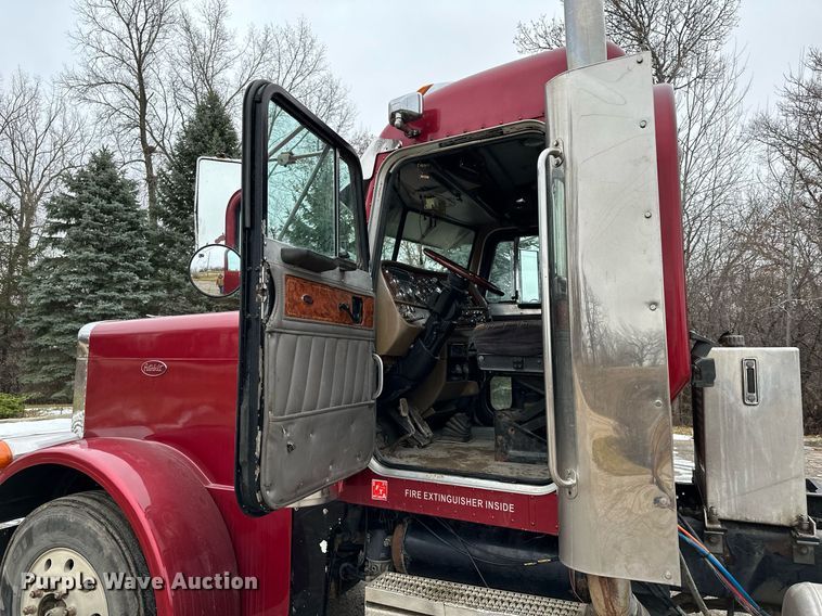 image for item LO9404 2001 Peterbilt 379  semi truck