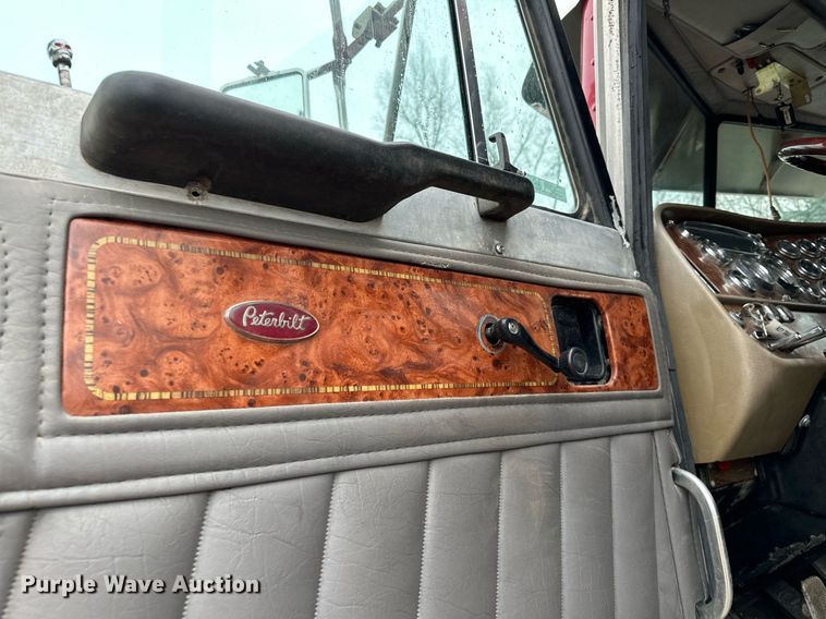 image for item LO9404 2001 Peterbilt 379  semi truck