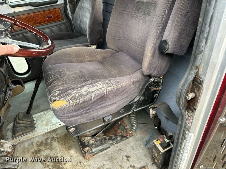 image for item LO9404 2001 Peterbilt 379  semi truck