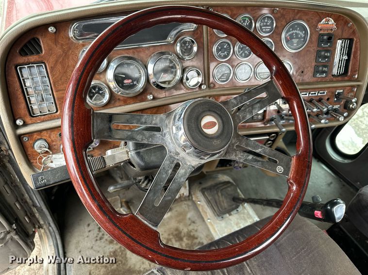 image for item LO9404 2001 Peterbilt 379  semi truck