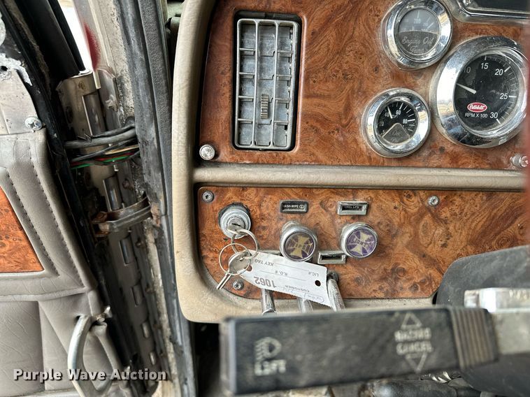 image for item LO9404 2001 Peterbilt 379  semi truck