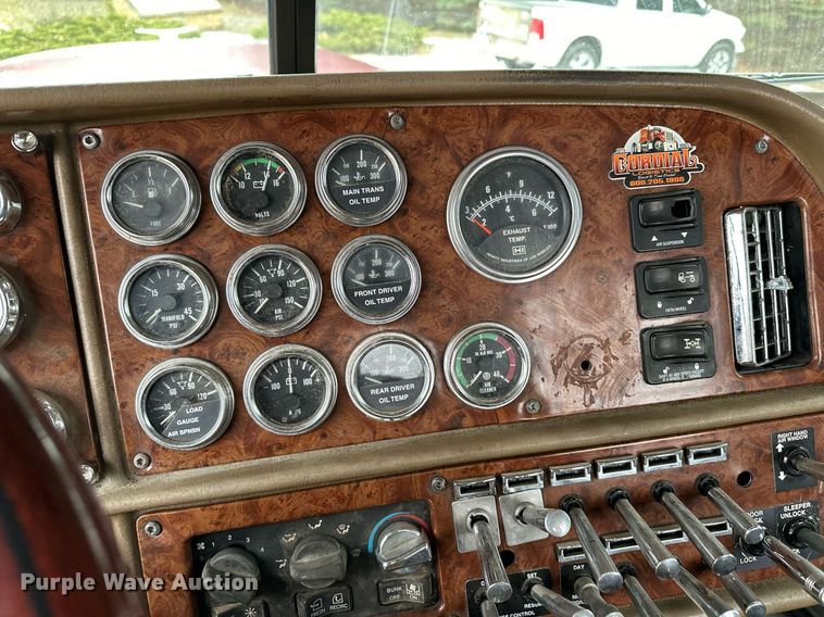 image for item LO9404 2001 Peterbilt 379  semi truck