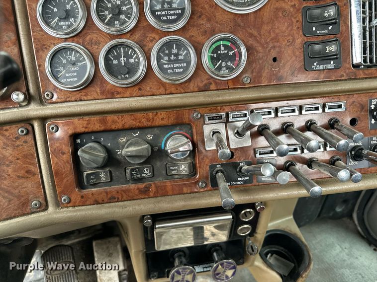 image for item LO9404 2001 Peterbilt 379  semi truck