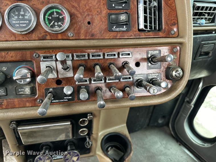 image for item LO9404 2001 Peterbilt 379  semi truck