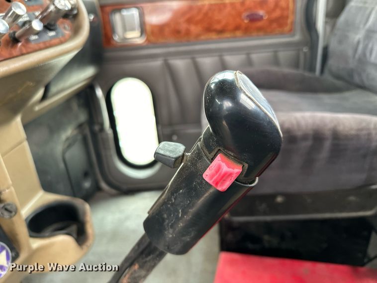 image for item LO9404 2001 Peterbilt 379  semi truck