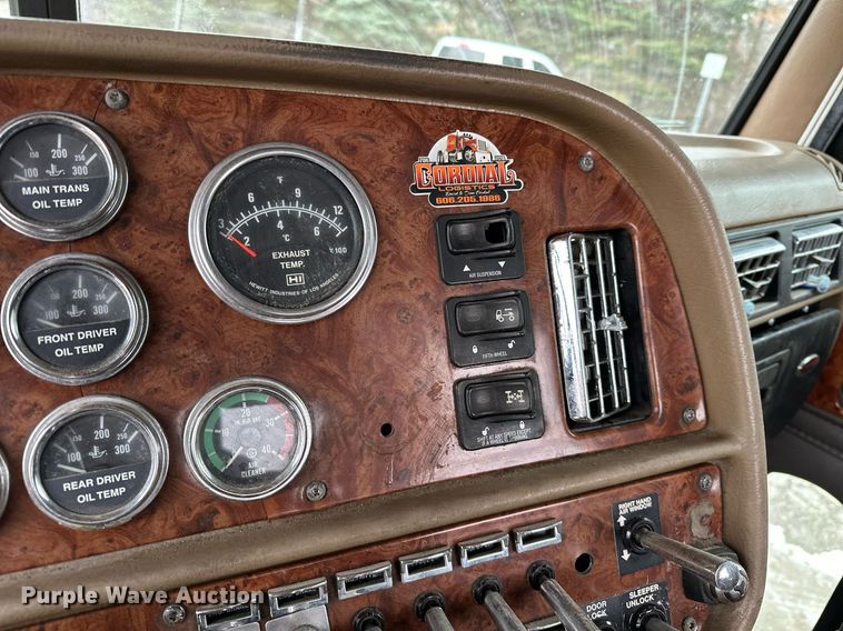 image for item LO9404 2001 Peterbilt 379  semi truck