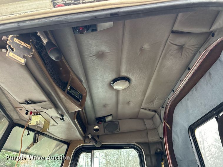 image for item LO9404 2001 Peterbilt 379  semi truck