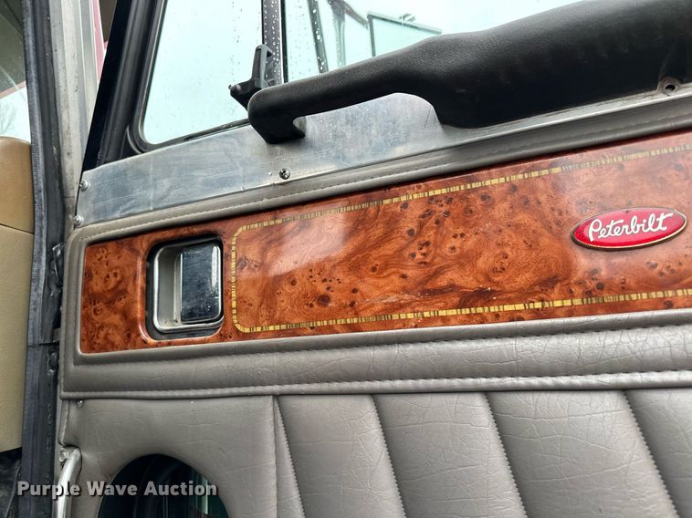 image for item LO9404 2001 Peterbilt 379  semi truck