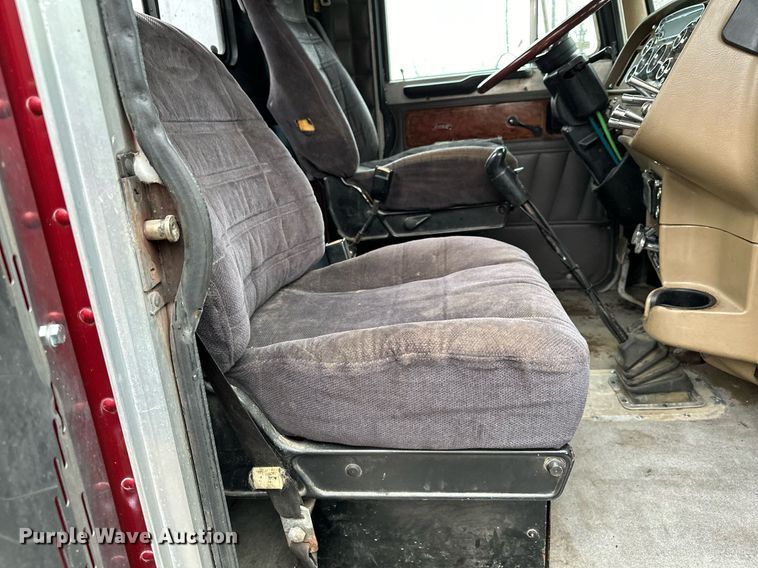 image for item LO9404 2001 Peterbilt 379  semi truck