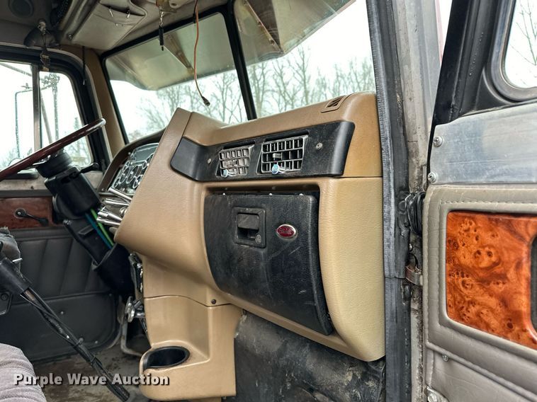 image for item LO9404 2001 Peterbilt 379  semi truck