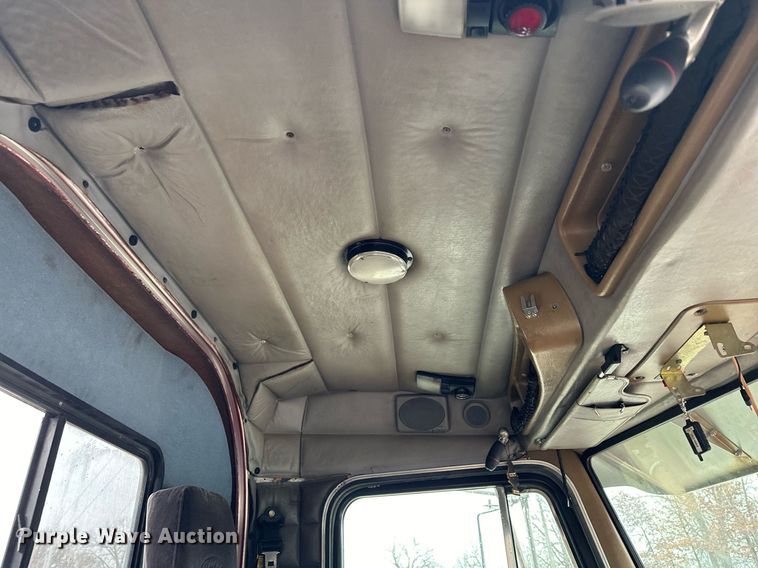 image for item LO9404 2001 Peterbilt 379  semi truck