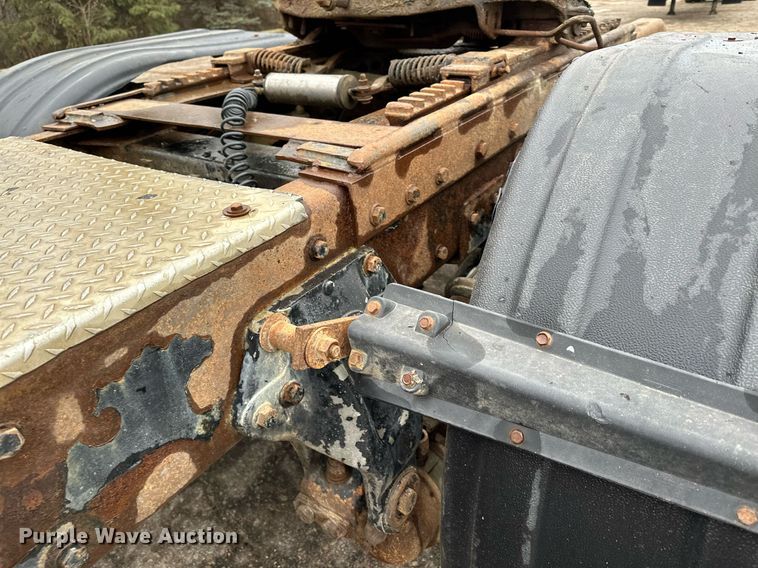 image for item LO9404 2001 Peterbilt 379  semi truck