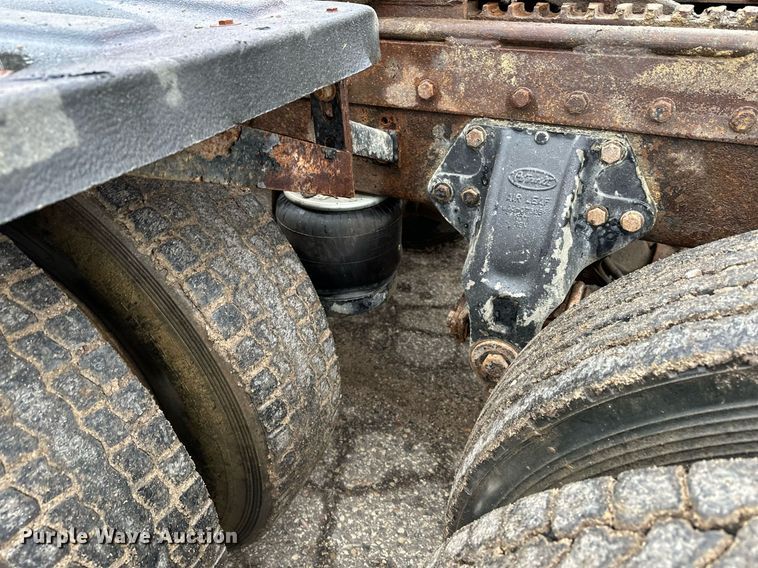 image for item LO9404 2001 Peterbilt 379  semi truck