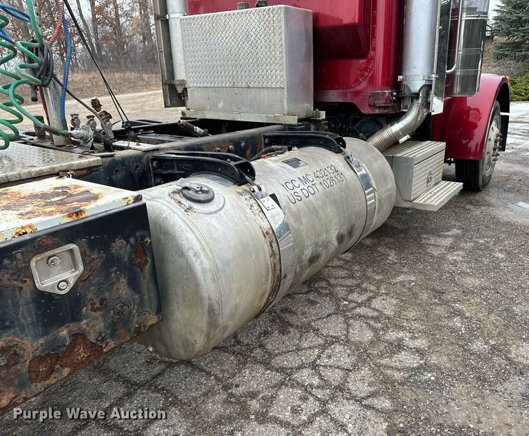 image for item LO9404 2001 Peterbilt 379  semi truck