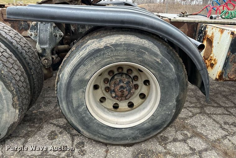 image for item LO9404 2001 Peterbilt 379  semi truck