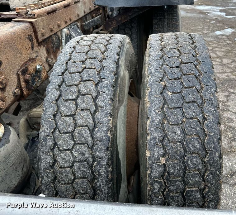 image for item LO9404 2001 Peterbilt 379  semi truck