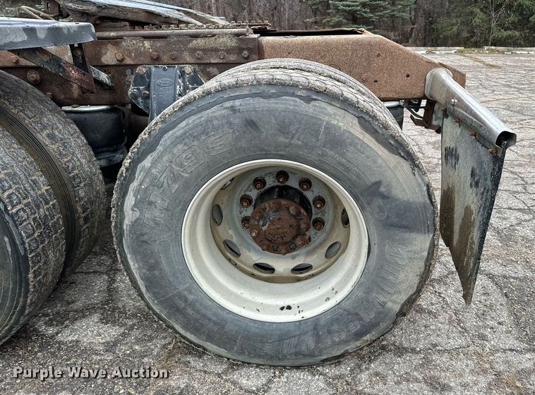 image for item LO9404 2001 Peterbilt 379  semi truck