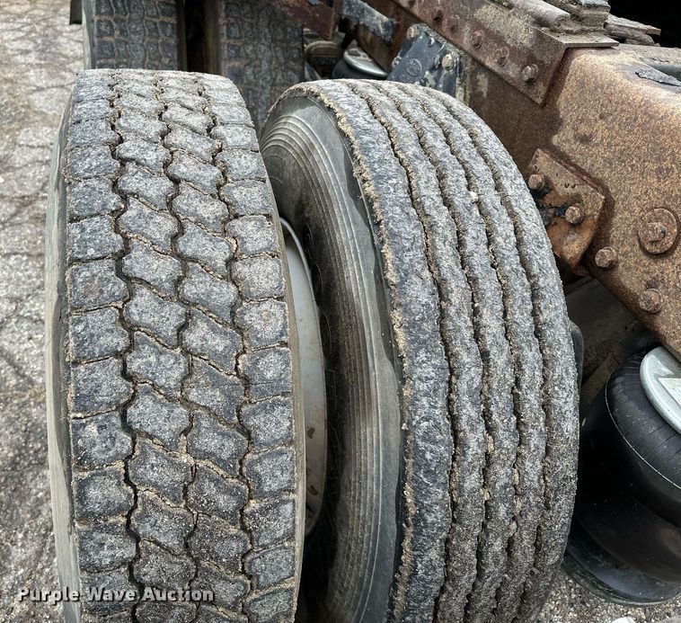 image for item LO9404 2001 Peterbilt 379  semi truck