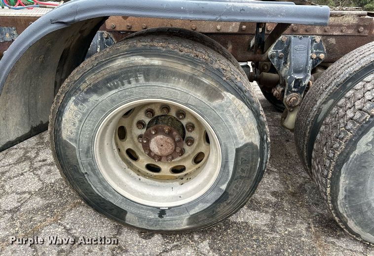 image for item LO9404 2001 Peterbilt 379  semi truck