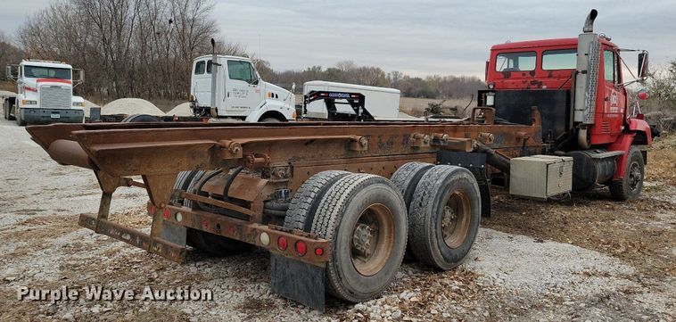 image for item LO9963 1989 Freightliner FLC 112  roll-off container truck