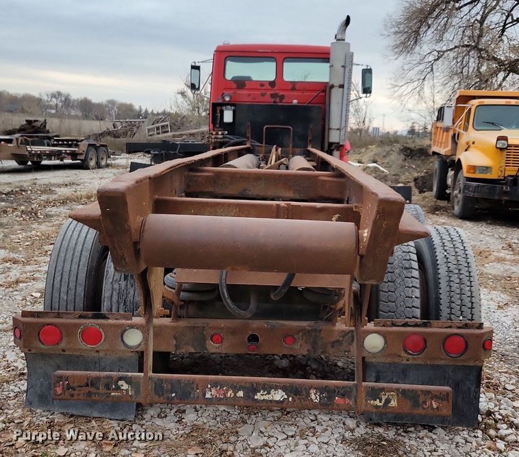 image for item LO9963 1989 Freightliner FLC 112  roll-off container truck