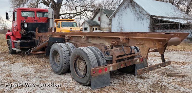 image for item LO9963 1989 Freightliner FLC 112  roll-off container truck