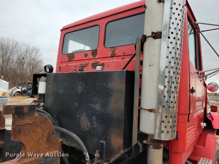 image for item LO9963 1989 Freightliner FLC 112  roll-off container truck