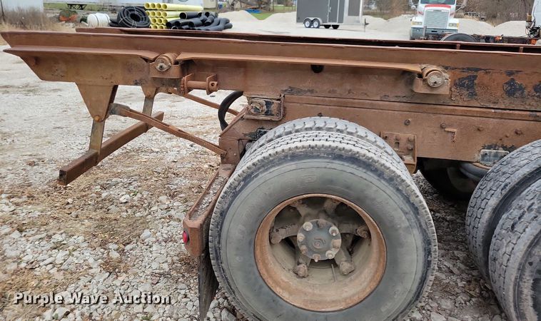 image for item LO9963 1989 Freightliner FLC 112  roll-off container truck