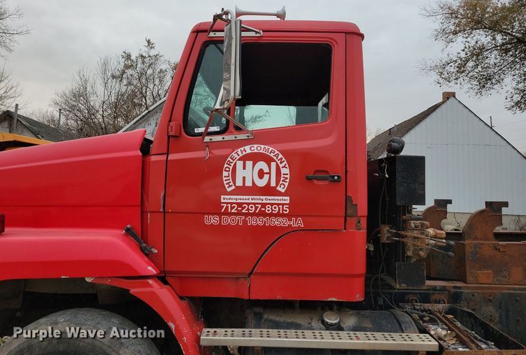 image for item LO9963 1989 Freightliner FLC 112  roll-off container truck