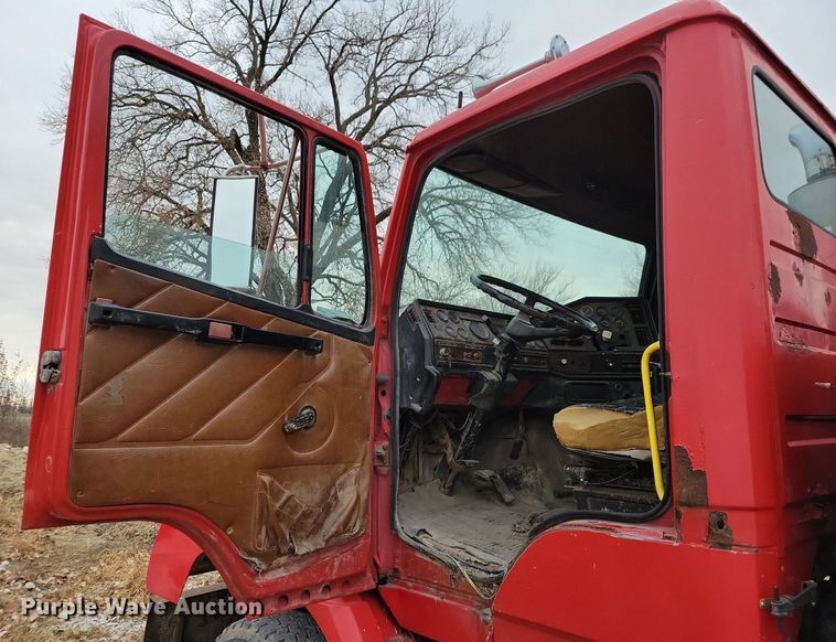 image for item LO9963 1989 Freightliner FLC 112  roll-off container truck