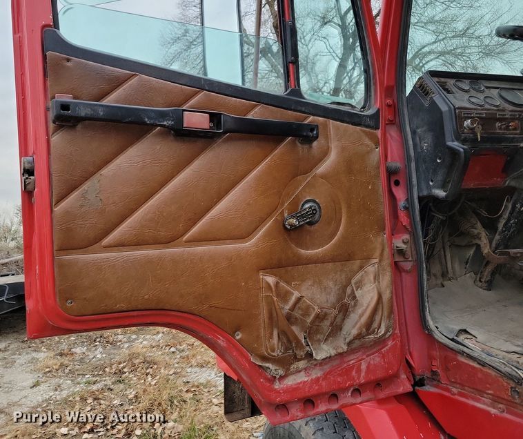 image for item LO9963 1989 Freightliner FLC 112  roll-off container truck