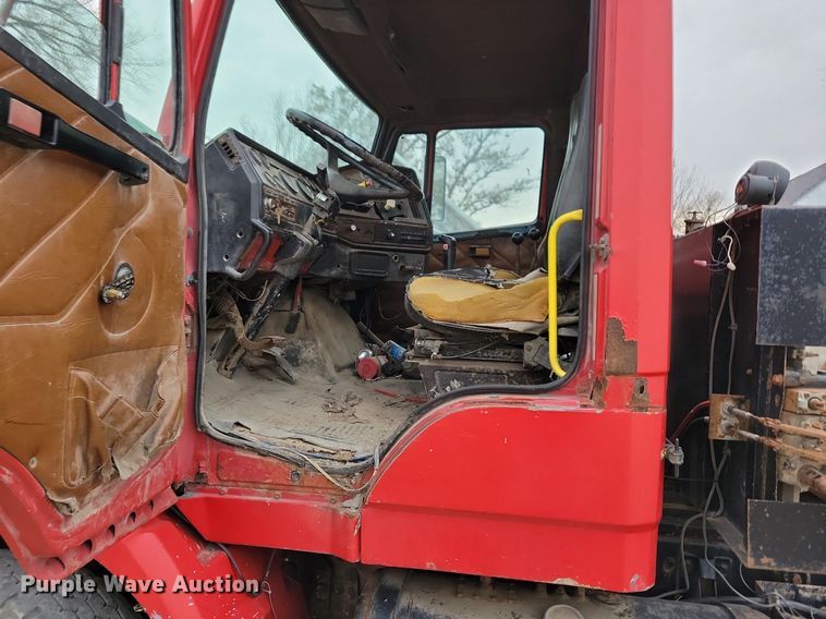 image for item LO9963 1989 Freightliner FLC 112  roll-off container truck