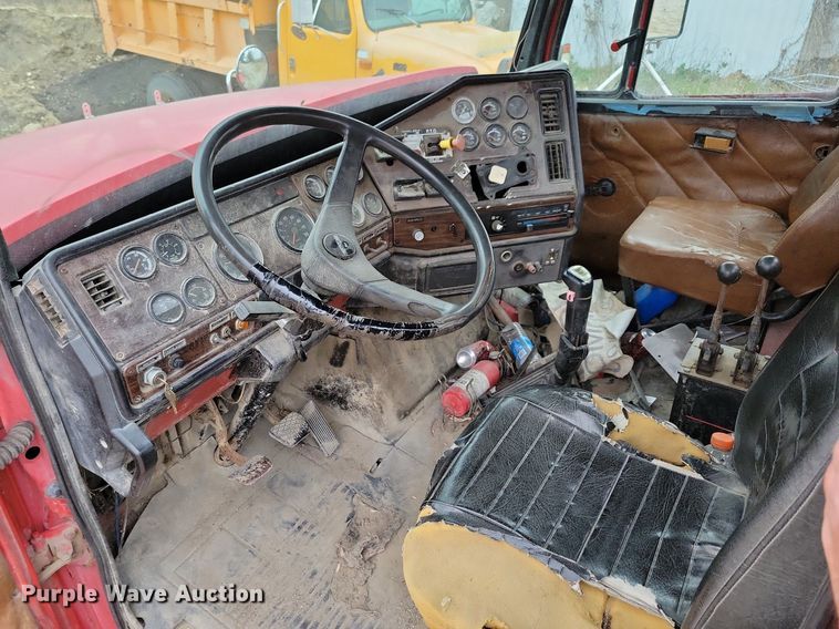 image for item LO9963 1989 Freightliner FLC 112  roll-off container truck