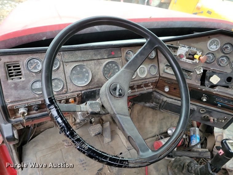 image for item LO9963 1989 Freightliner FLC 112  roll-off container truck