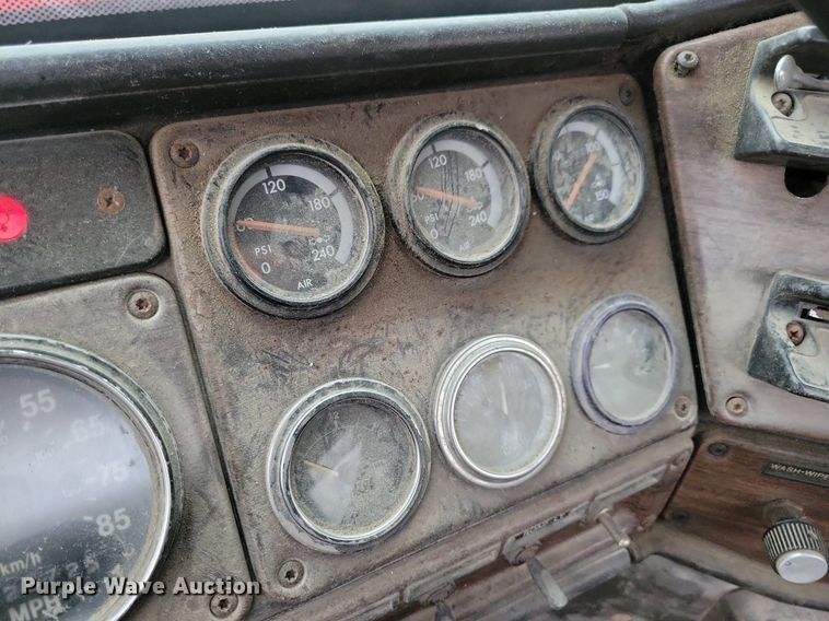 image for item LO9963 1989 Freightliner FLC 112  roll-off container truck